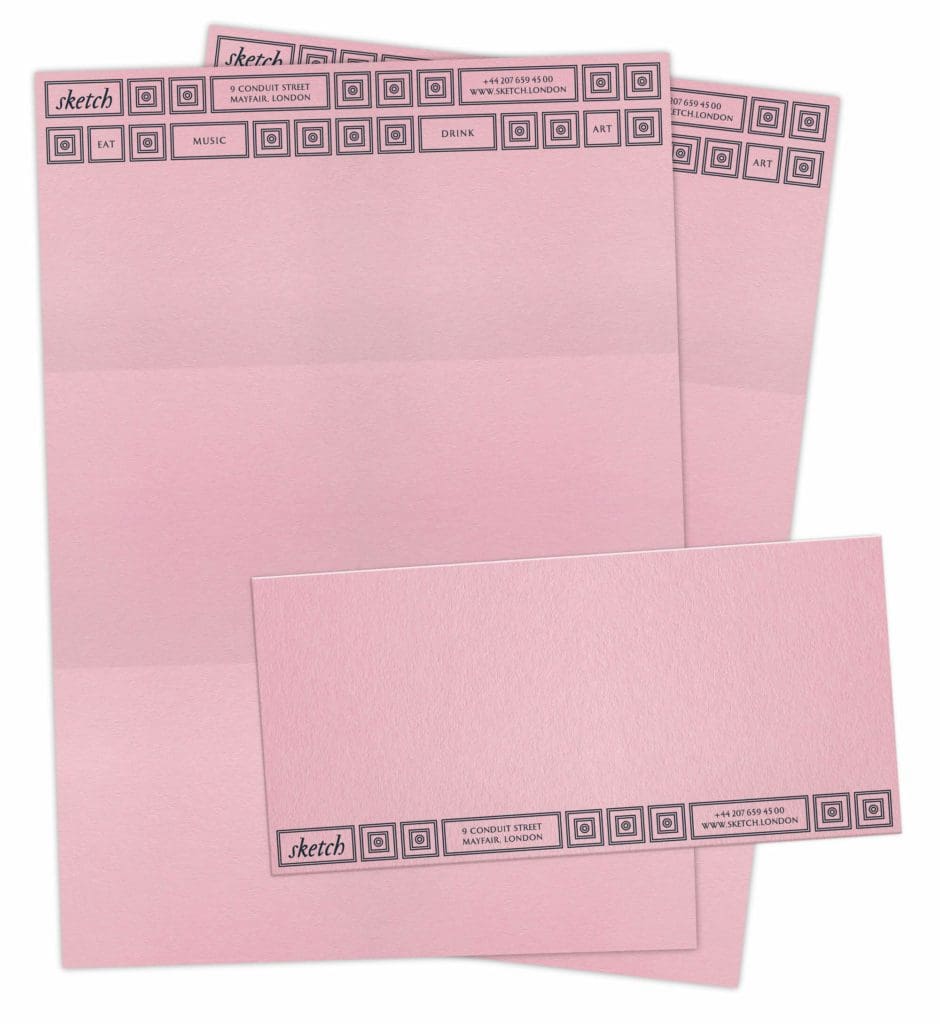 La papeterie du restaurant Sketch à Londres. Papier rose poudré pour les têtes de lettre et la carte de correspondance, design Helena Ichbiah