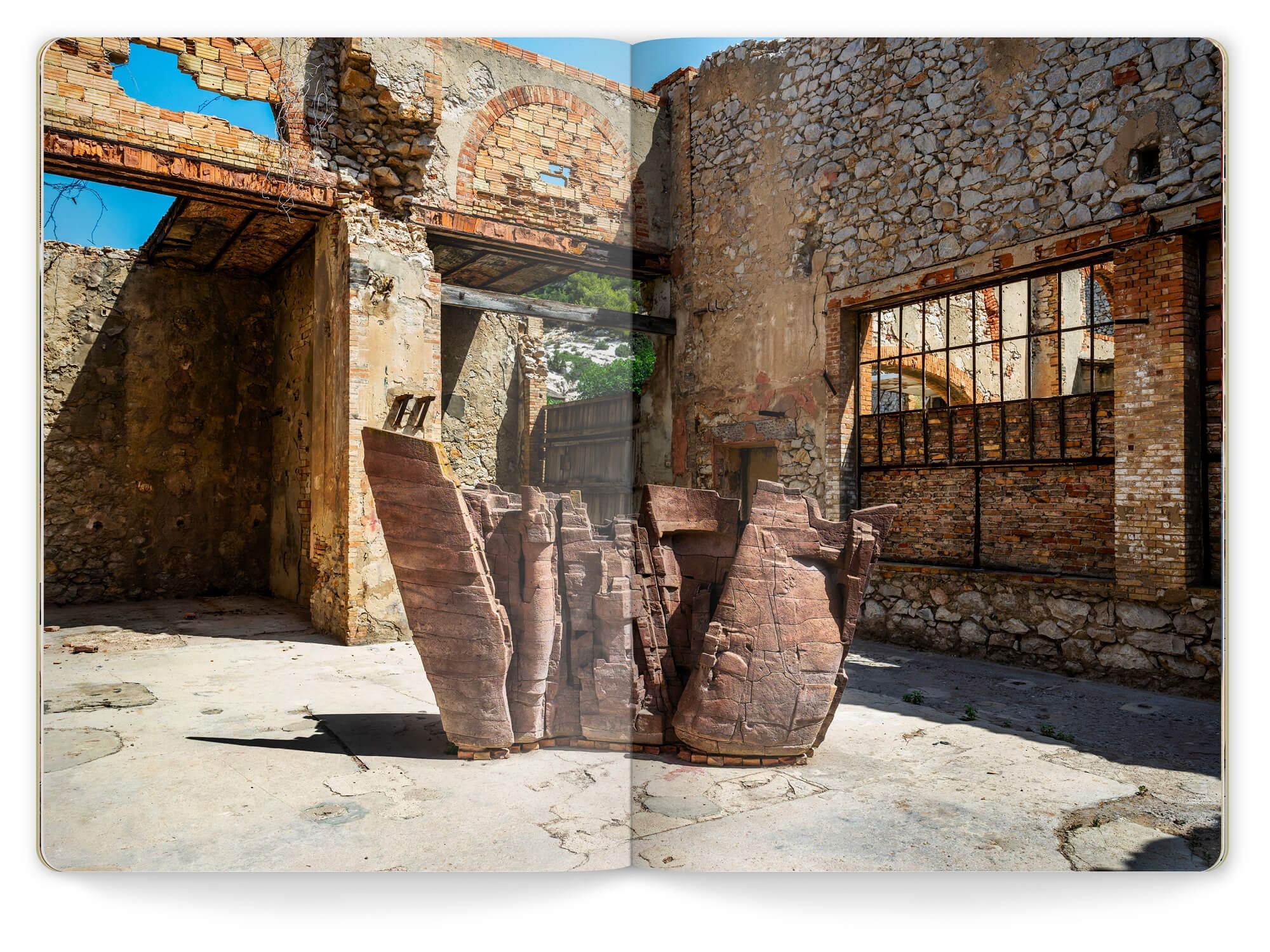 Double page photo de l'œuvre de Jean Amado présenté à la friche de l'escalette à Marseille, design Ichetkar.