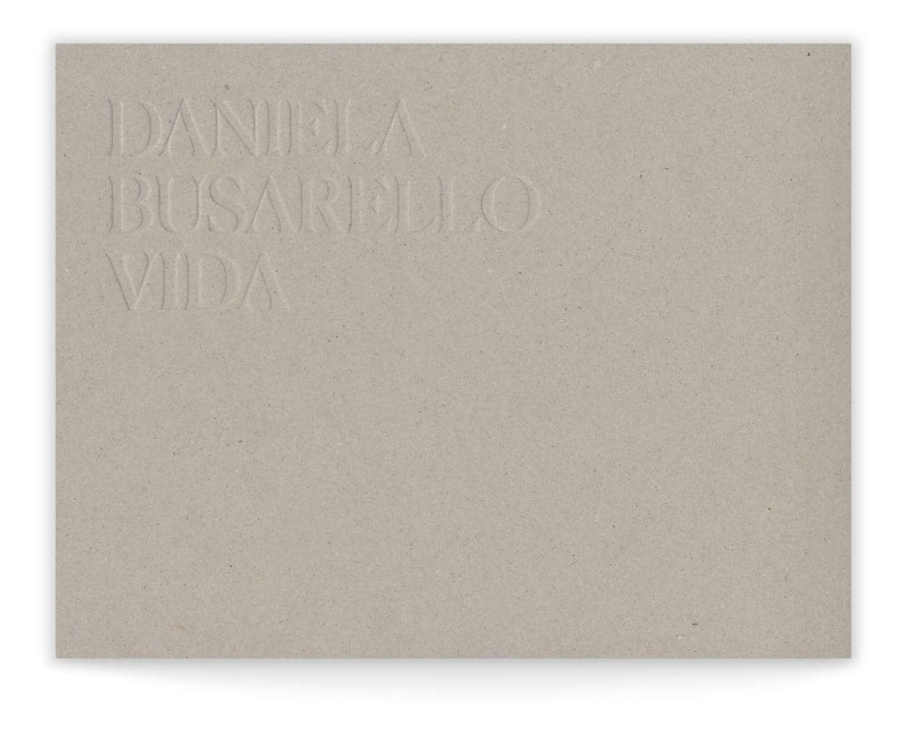 Gaufrage sur carton pour la couverture du Livre en reliure layflat de Daniela Busarello, conception graphique IchetKar