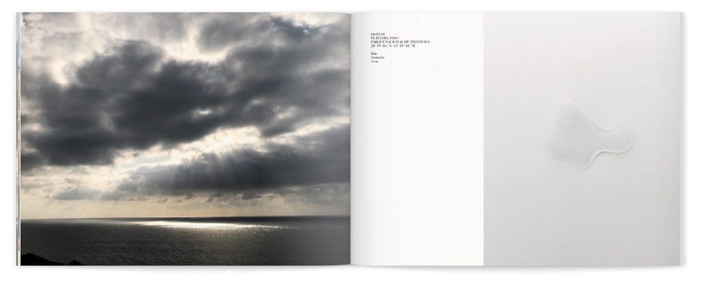 Daniela Busrello utilise ce que la terre lui donne pour réaliser ses peintures, extrait d'eau de mer sur cette double page du livre d'artiste.