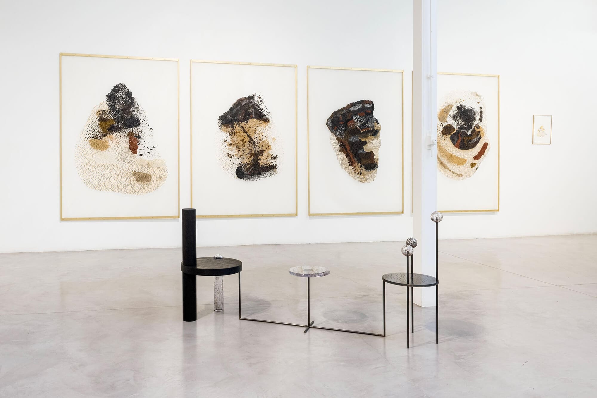 Série des 4 gazes peintes dans l'exposition de Daniela Busarello à la Galerie Mouvements Modernes.