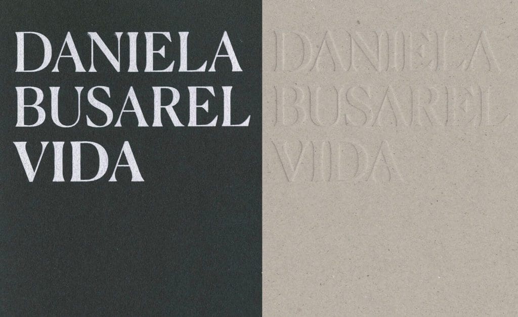 la couverture sérigraphie blanche du cahier photo et la couverture en volume du cahier œuvre du livre d'artiste de Daniela Busarello, design IchetKar