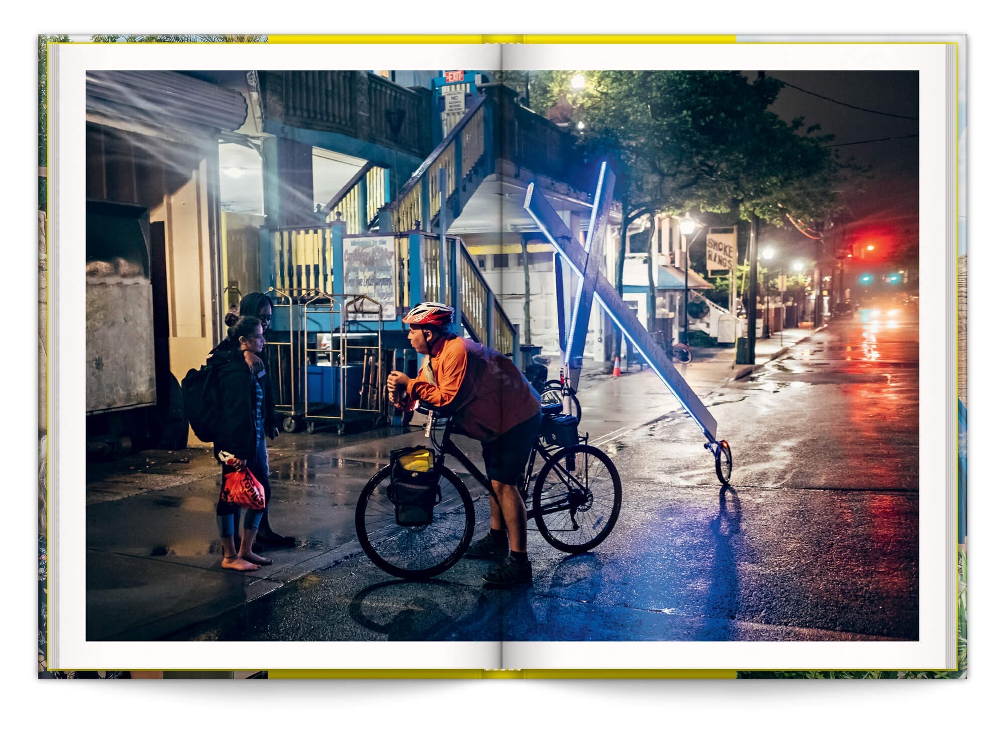 Photo du Cross Bike dans la nuit, issue de la serie du meme nom, edition Pyramyd et Revelatœr, design IchetKar