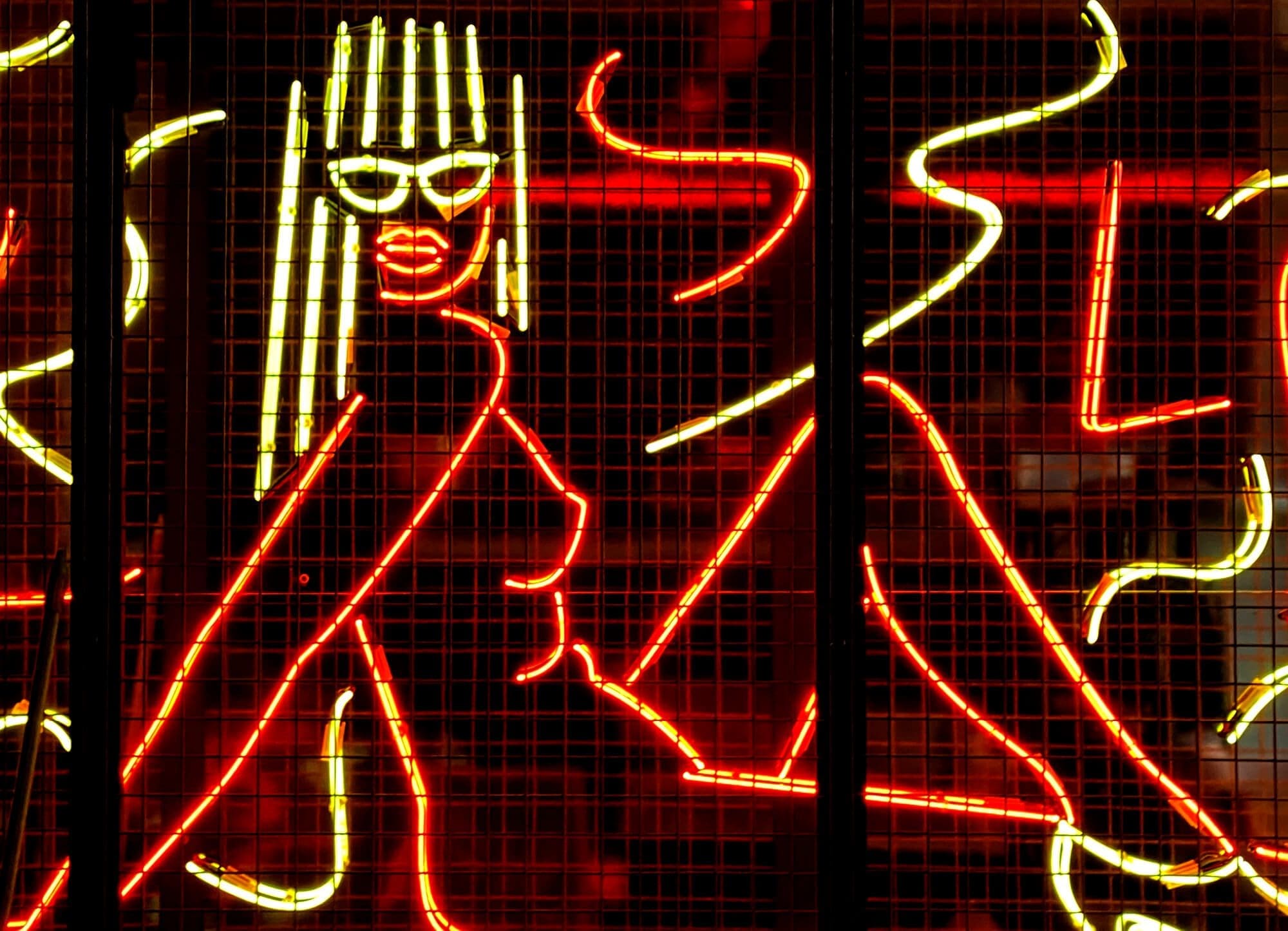 Le neon femme dessiné par IchetKar l'intérieur du restaurant Street Bangkok à Paris