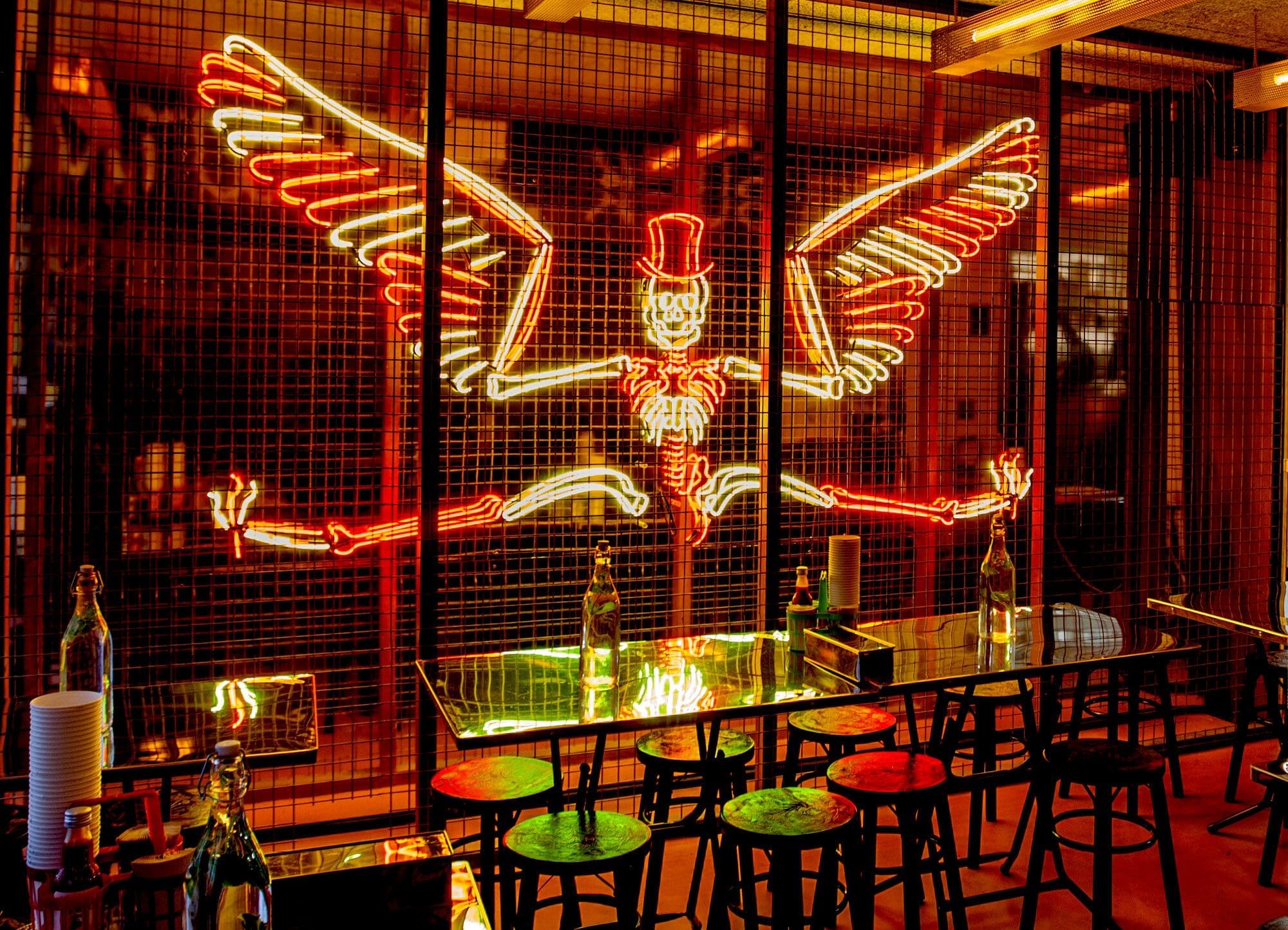 Le néon Poulet squelette dessiné par IchetKar pour le restaurant Street Bangkok à Paris