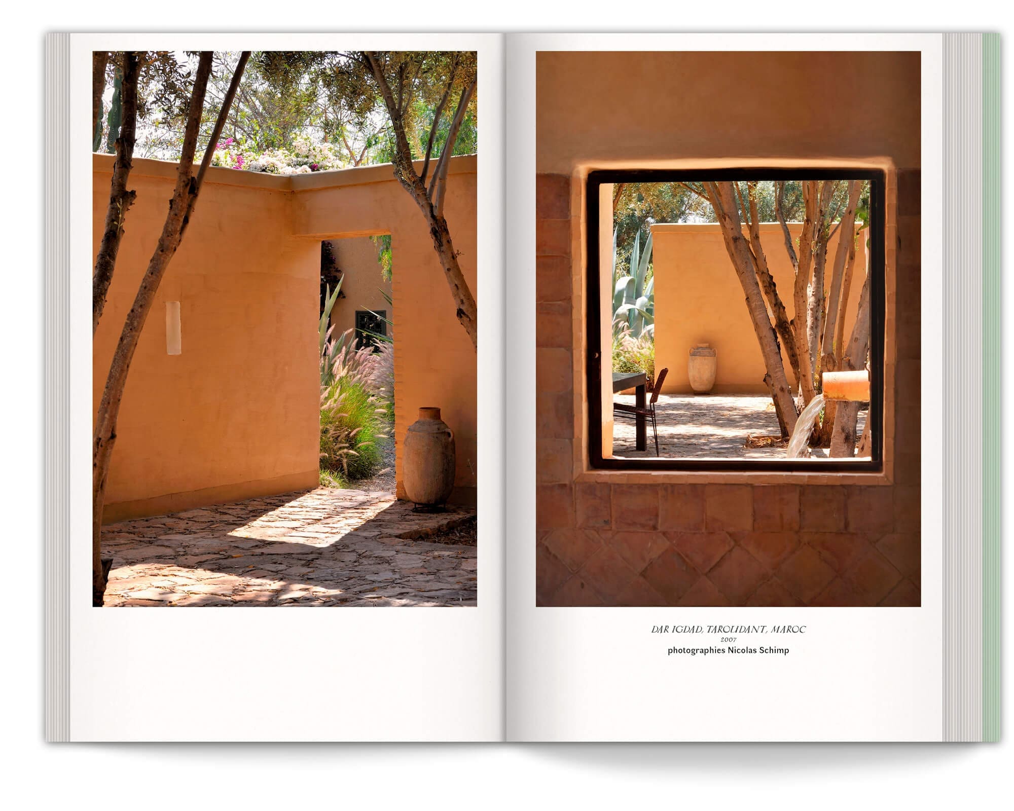 Double page photographique du livre manifeste du jardin émotionnel de Ossart + Maurières, design éditorial IchetKar