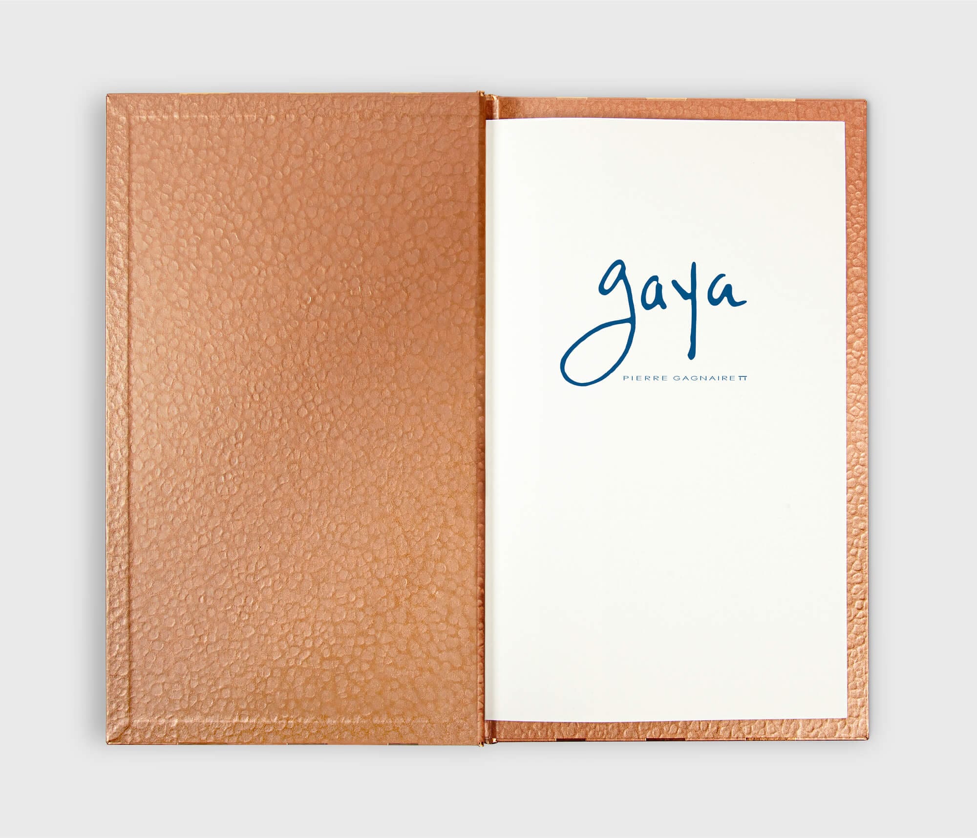 Le menu et le porte menu en impression doré et papier texturé du restaurant Gaya de Pierre Gagnaire, design IchetKar