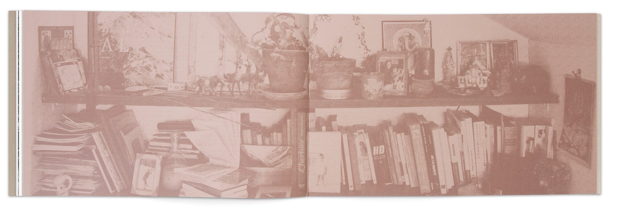 Double page de l'étagère dans l'atelier d'Hélène Muheim,i impression sur papier fedrigoni teinté de rose, direction artistique IchetKar