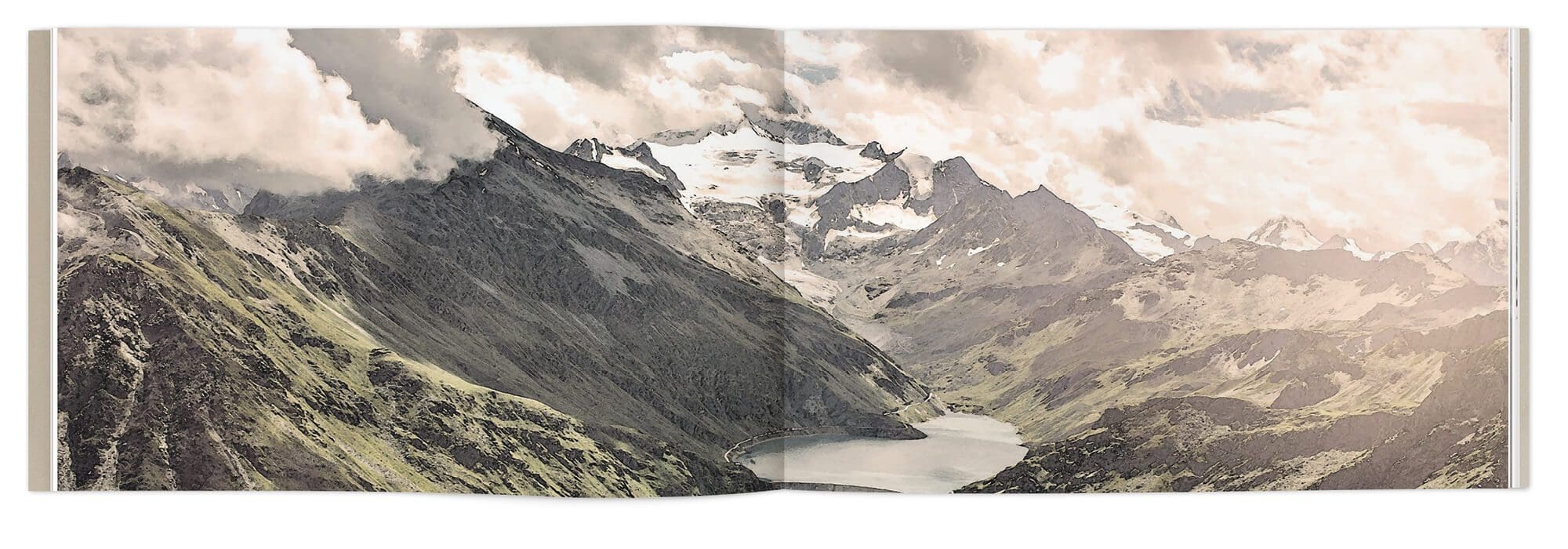 Peinture de paysage de montagne au début du livre d'Hélène Muheim, direction artistique IchetKar