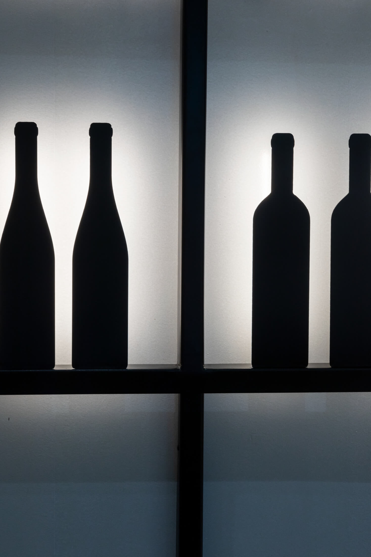 Les bouteilles dessinées par IchetKar habille le mur de l'espace le vin et moi à la cité du vin de Bordeaux
