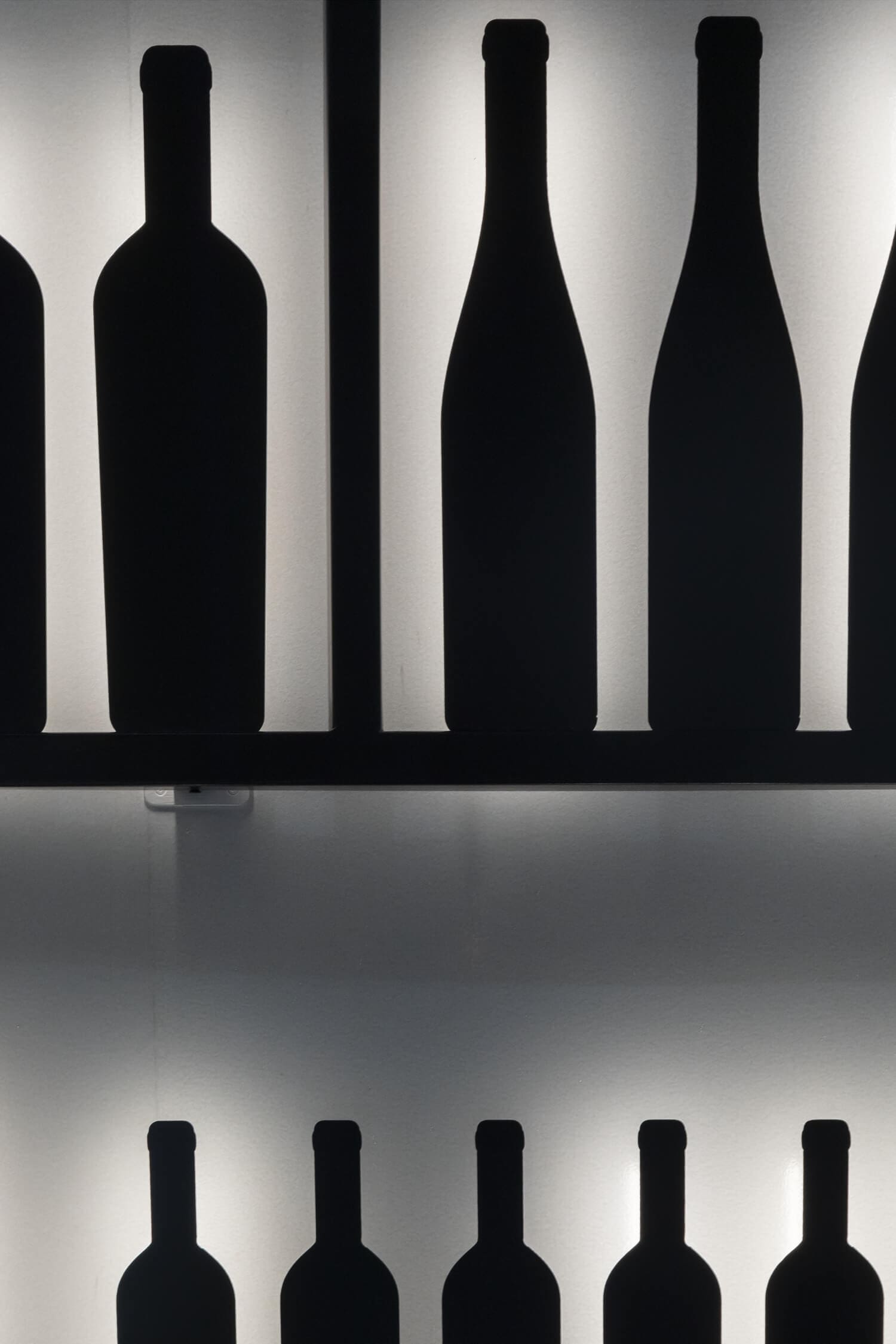Les bouteilles dessinées par IchetKar habille le mur de l'espace le vin et moi à la cité du vin de Bordeaux