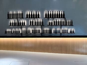 IchetKar conçoit un mur de bouteille rétro éclairé pour accompagner le bar, jeu ludique avec écran tactile, design IchetKar