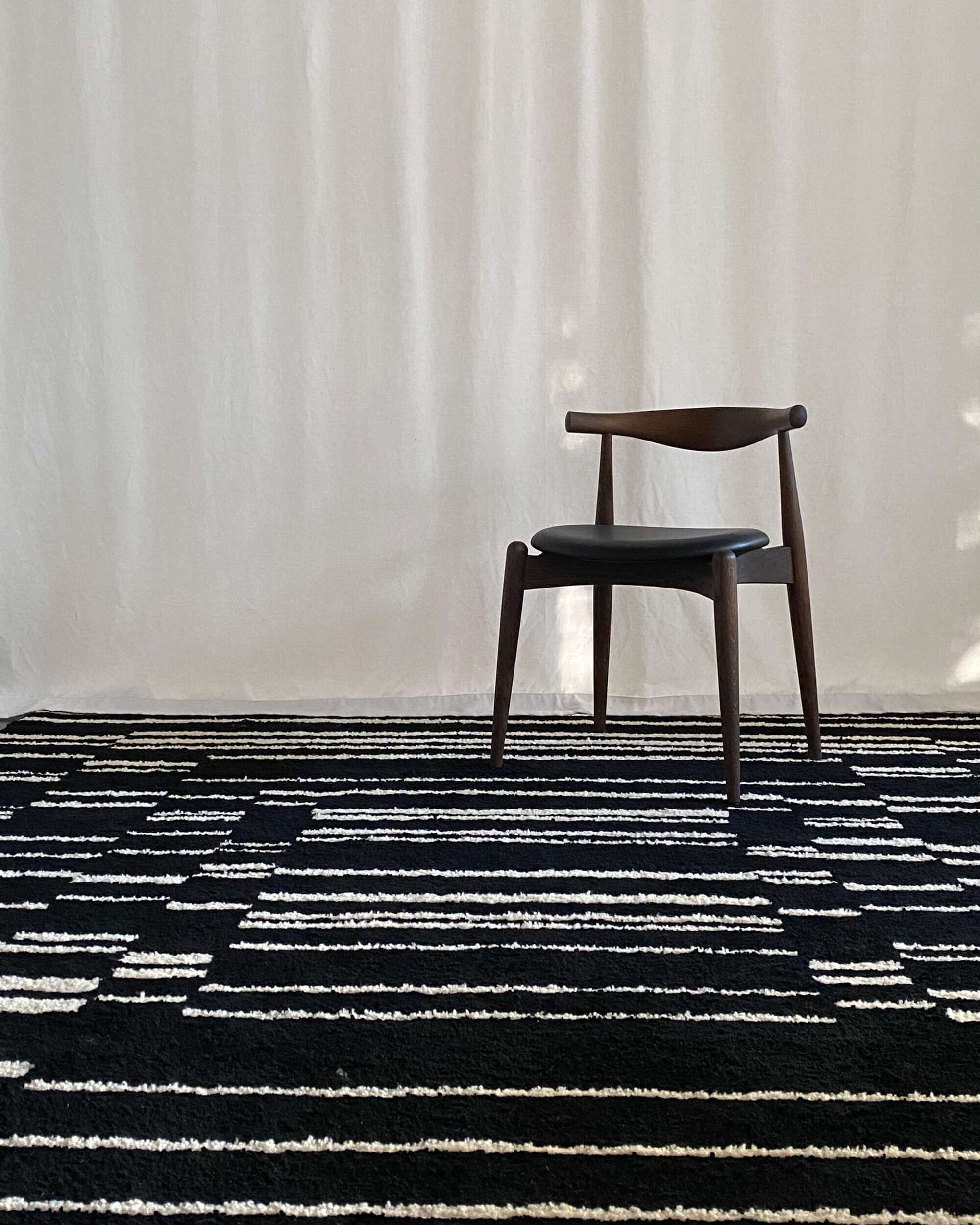 Des tapis conçus comme des tableaux. Julia Trofimova, designer textile fait partie du studio Radical futur au sein de l’exposition in situ dont le commissariat de la 7e édition de la Biennale Émergences est confié aux créatrices Helena Ichbiah/ Ichetkar et Véronique Maire