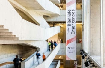 Le hall vibrant de la Biennale Émergences, orchestré par Ichetkar et Véronique Maire. Une célébration artistique d'Est Ensemble, mettant en avant les métiers d'art et du design dans les 9 villes du territoire.