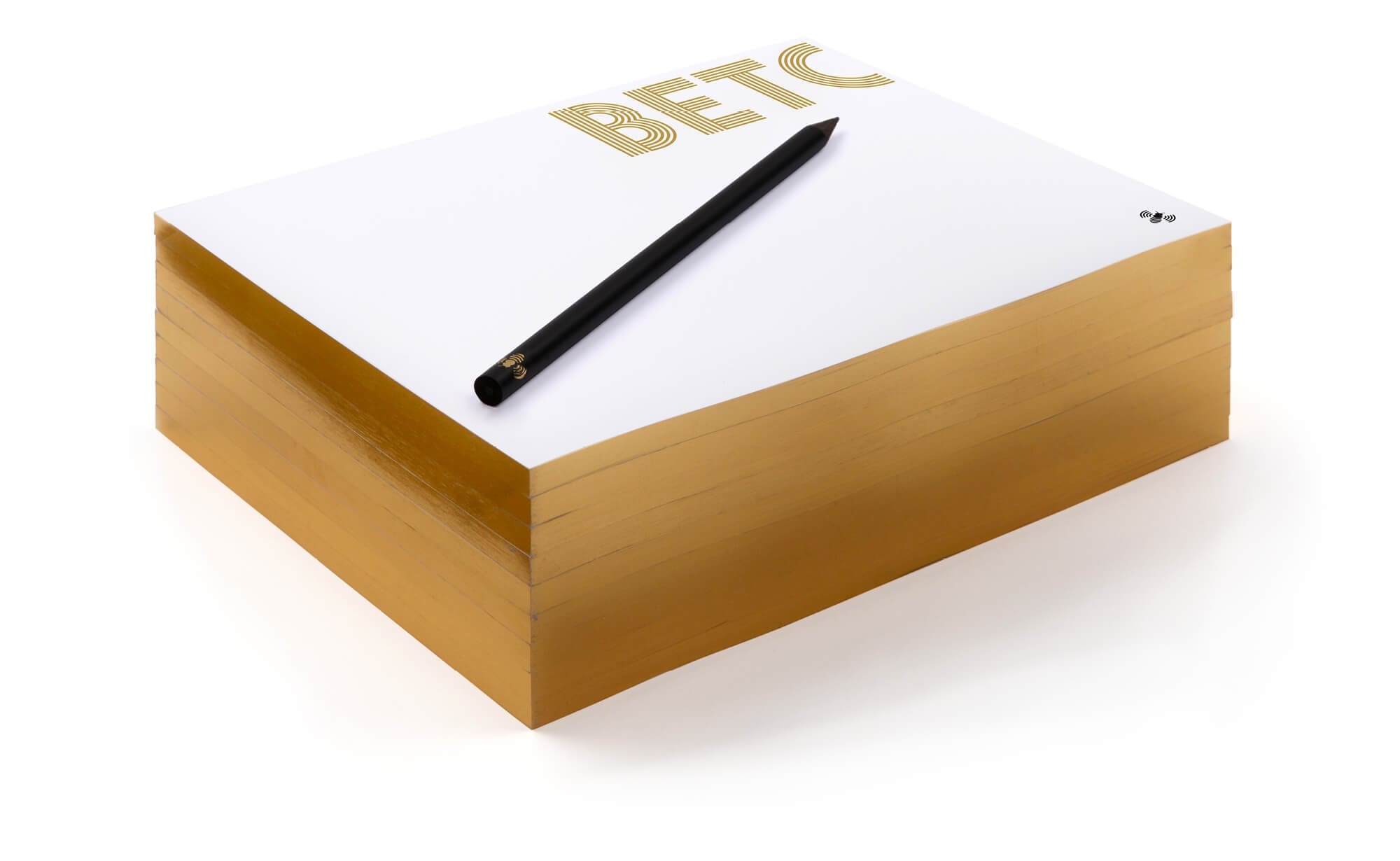 Le bloc note de l'agence de publicité BETC, dorure, logo et abeille qui se balade de feuilles en feuilles, design IchetKar