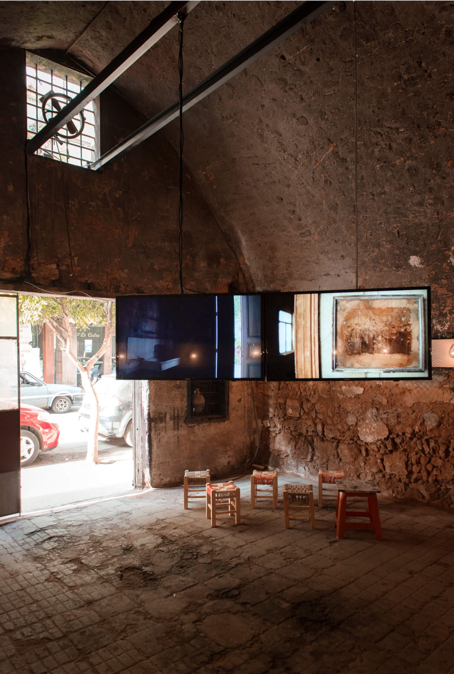 Salle présentant des photographie romantique du bâtiment prise par Colombe Clier pour l'exposition handle with care d'annabel karim kassar, scénographie et graphisme ichetkar