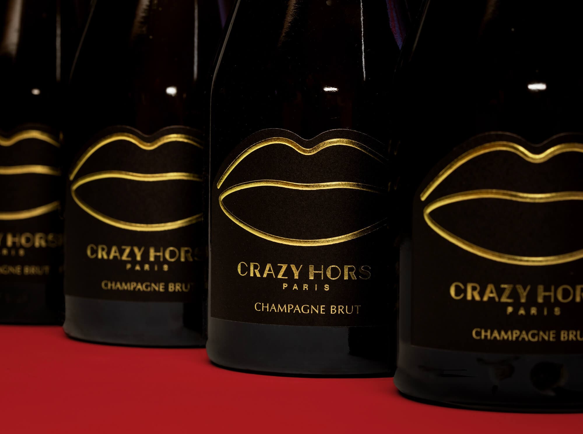 Photographie de la nouvelle etiquette de la bouteille de champagne du Crazy Horse, bouche élégante en dorure, graphisme IchetKar