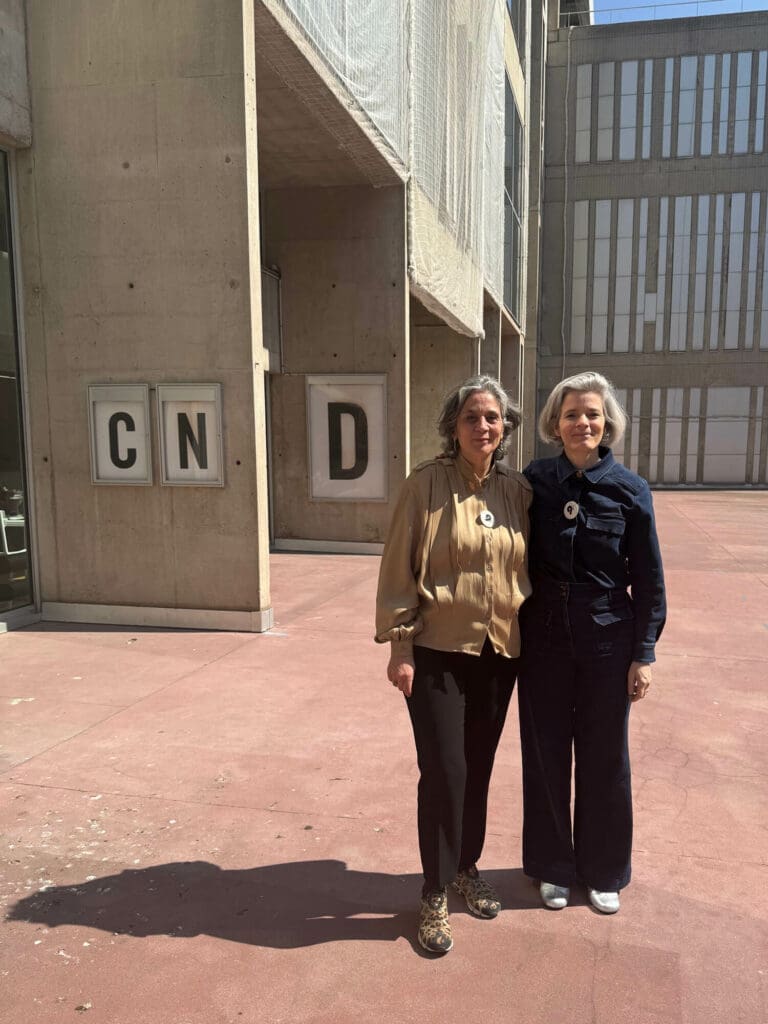 Helena Ichbiah (IchetKar) et véronique maire devant le CND, lieu de la Biennale emergences 2025. Est ensemble confis pour la 2eme fois le commissariat de cette exposition.